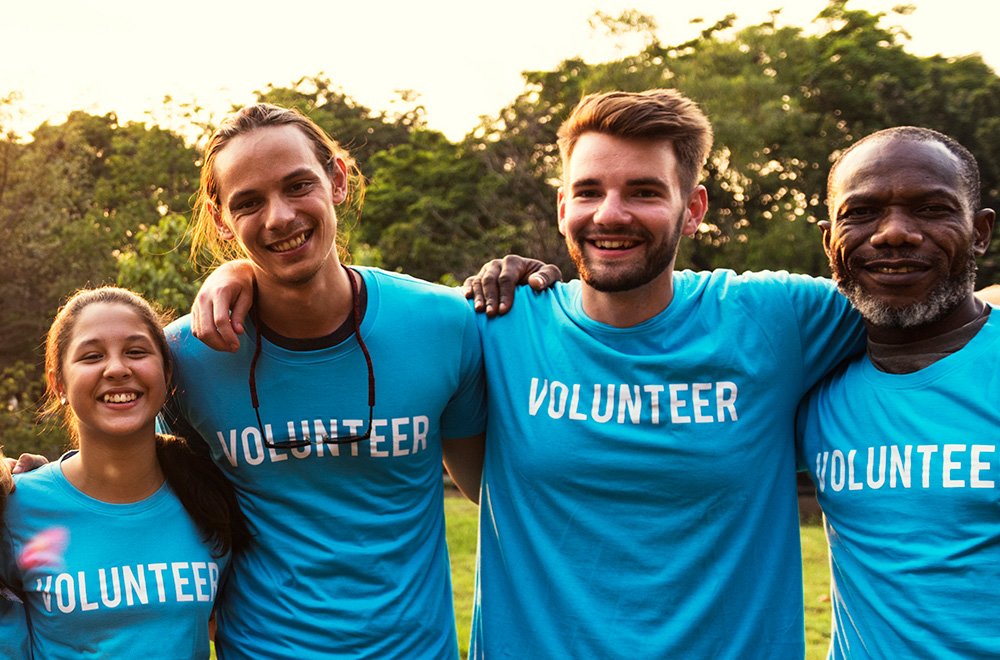 Volunteers 4 people