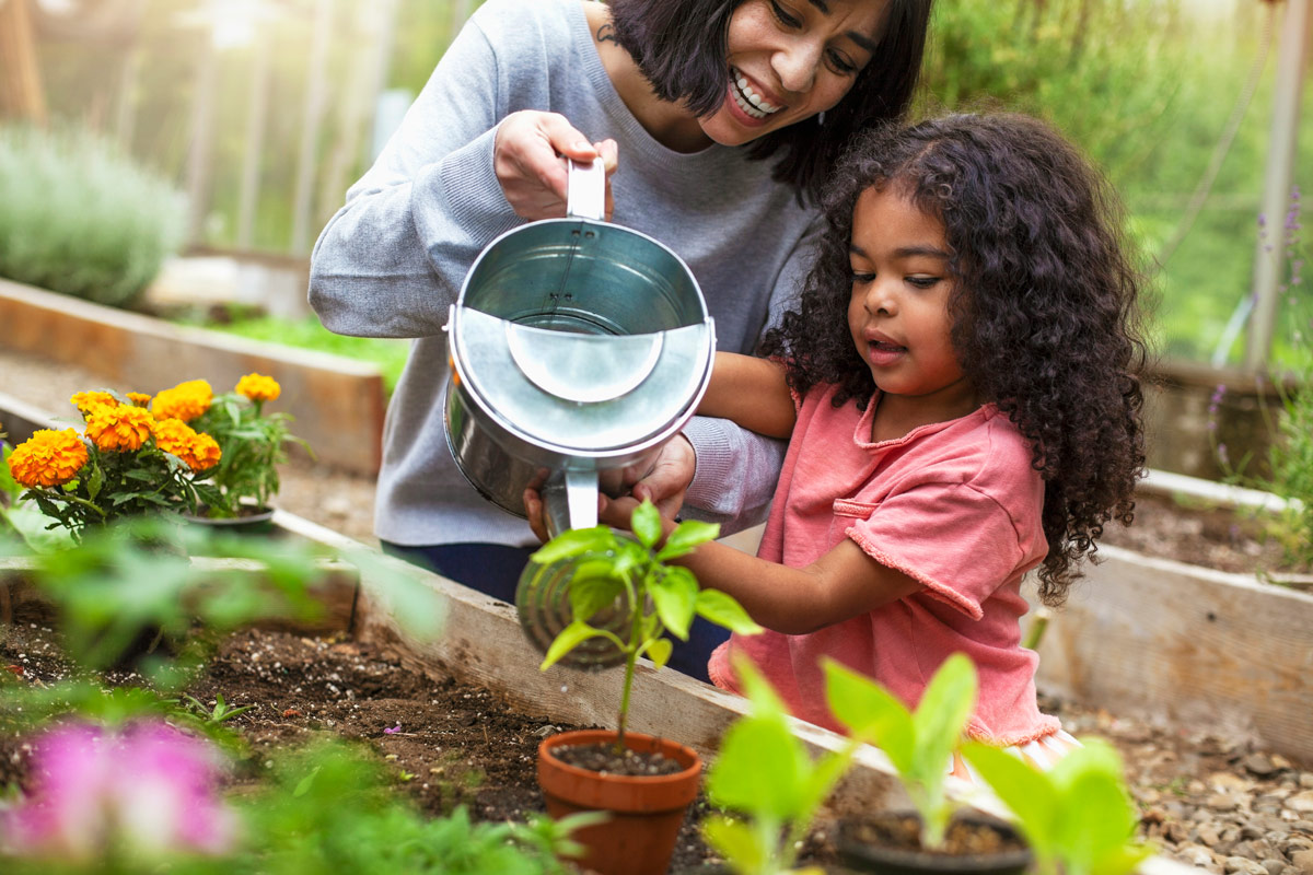 littlegirl-planting